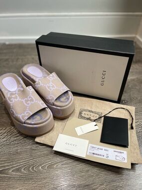NWT GUCCI Jumbo Logo Beige/Purple Slide Wedge Sandals (Size 35)